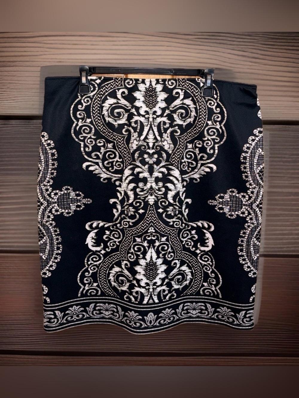 Valerie Stevens Black and White Demask/Baroque-Print Pencil Skirt-XL-EC
